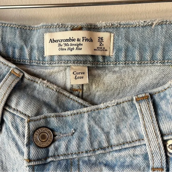 Abercrombie & Fitch Curve Love The 90’s Straight Ultra High Rise Light Wash - Picture 7 of 11
